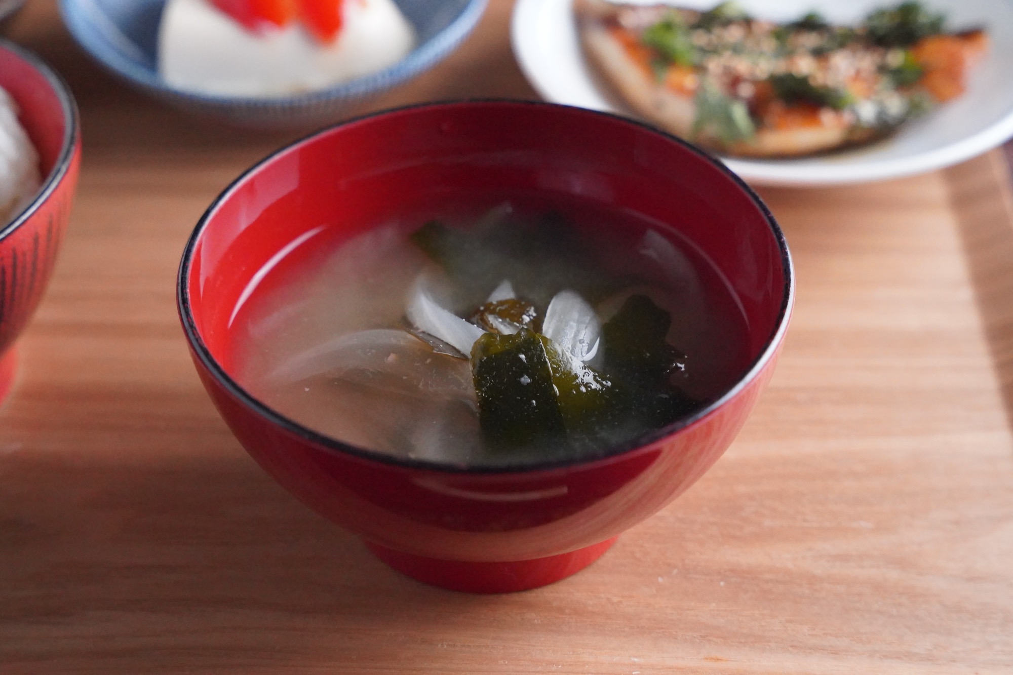 たまねぎとわかめの味噌汁の献立