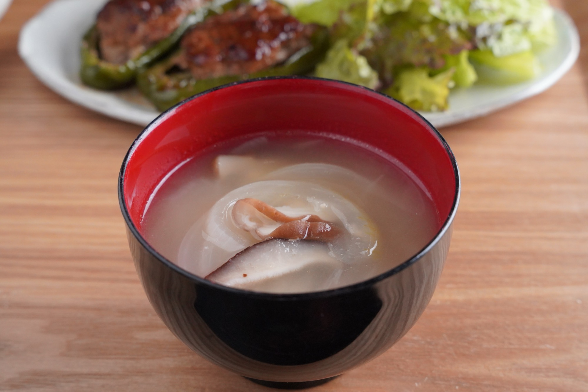 玉ねぎとしいたけの味噌汁の献立