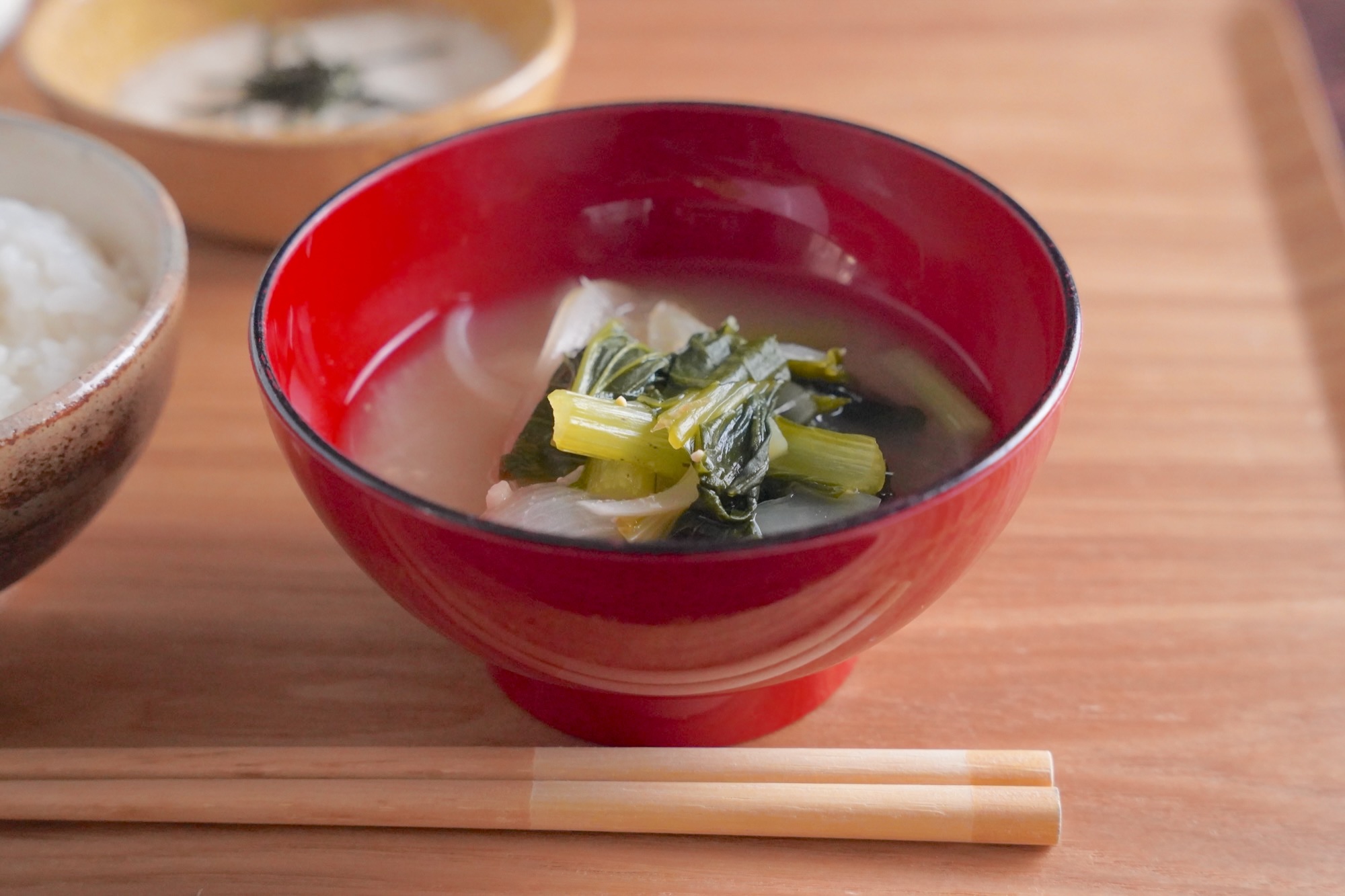 たまねぎと小松菜の味噌汁の献立