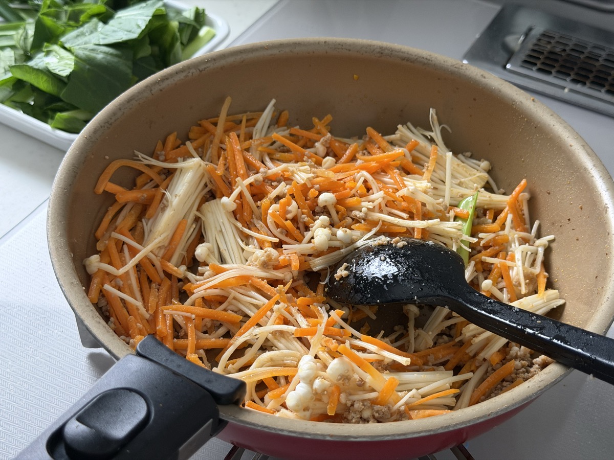 野菜を加えて炒めているところ