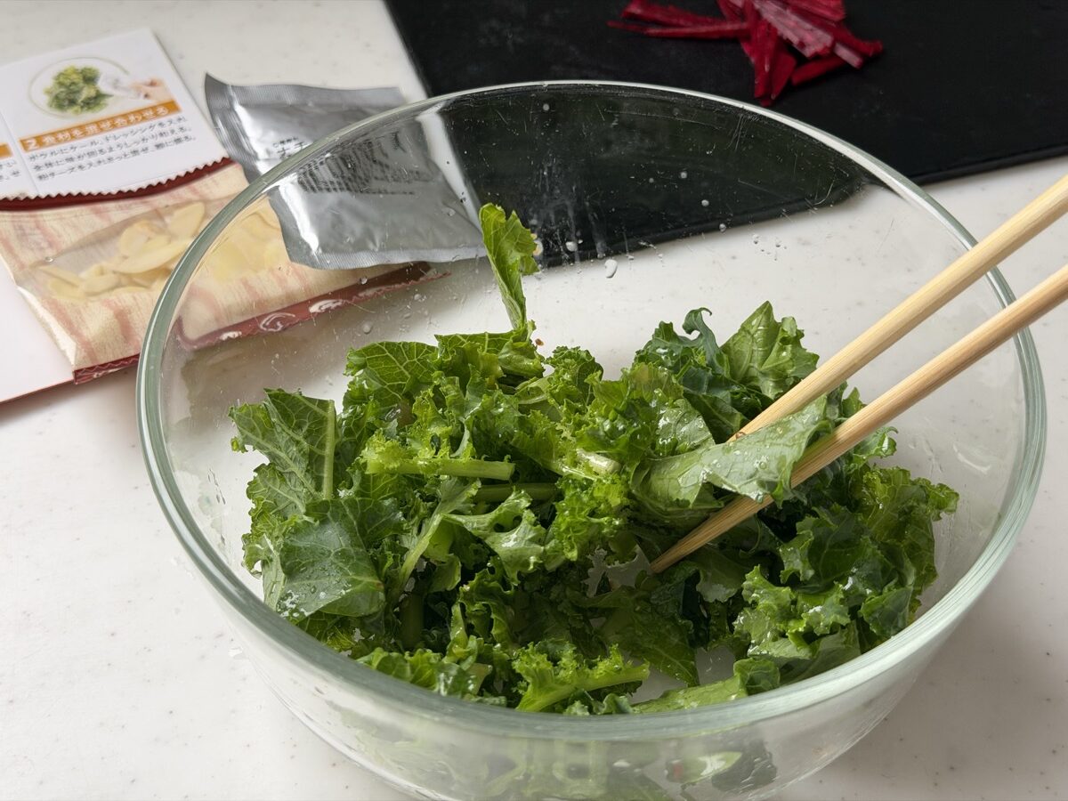 ケールをボウルで和えているところ
