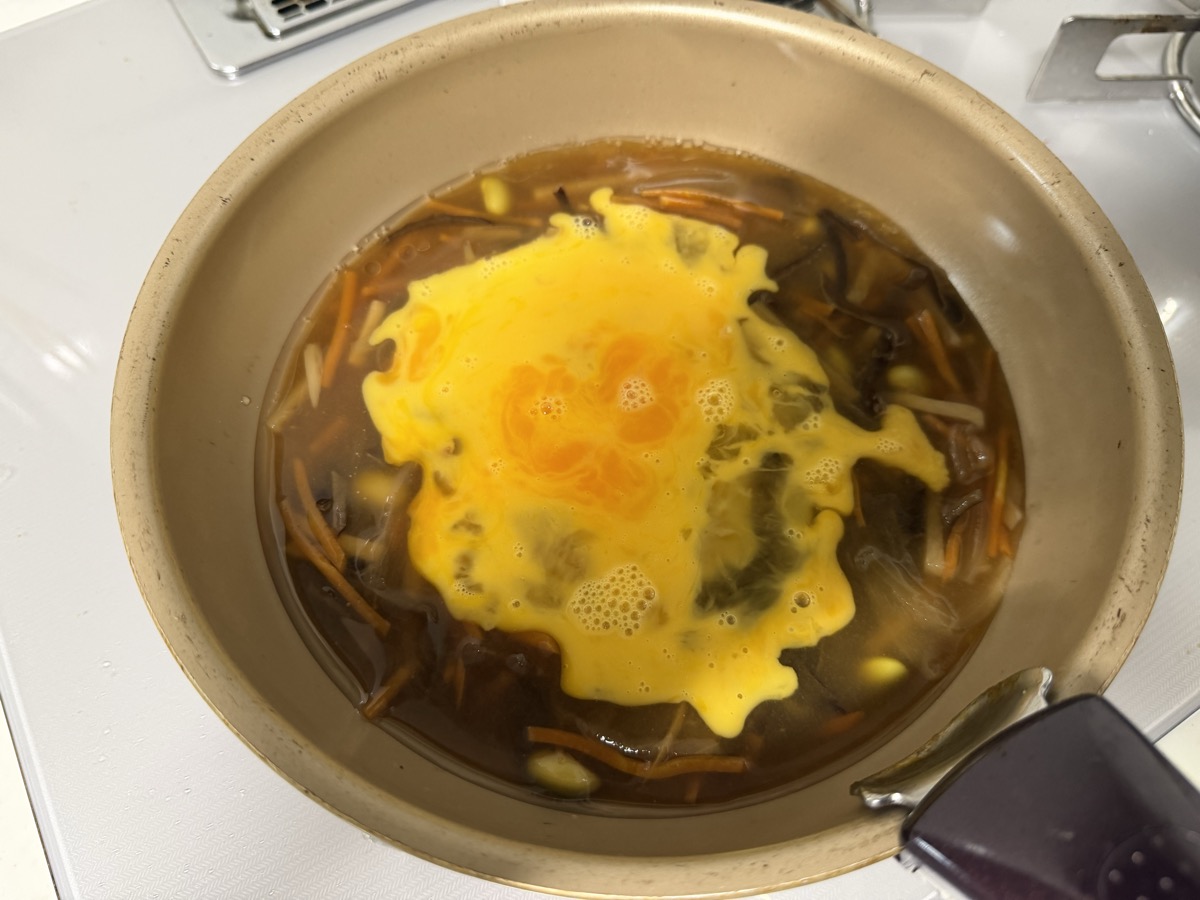 天津飯の具に溶き卵を流し入れているところ