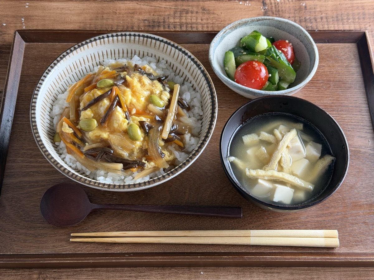 天津飯に小鉢と味噌汁を添えた我が家の献立