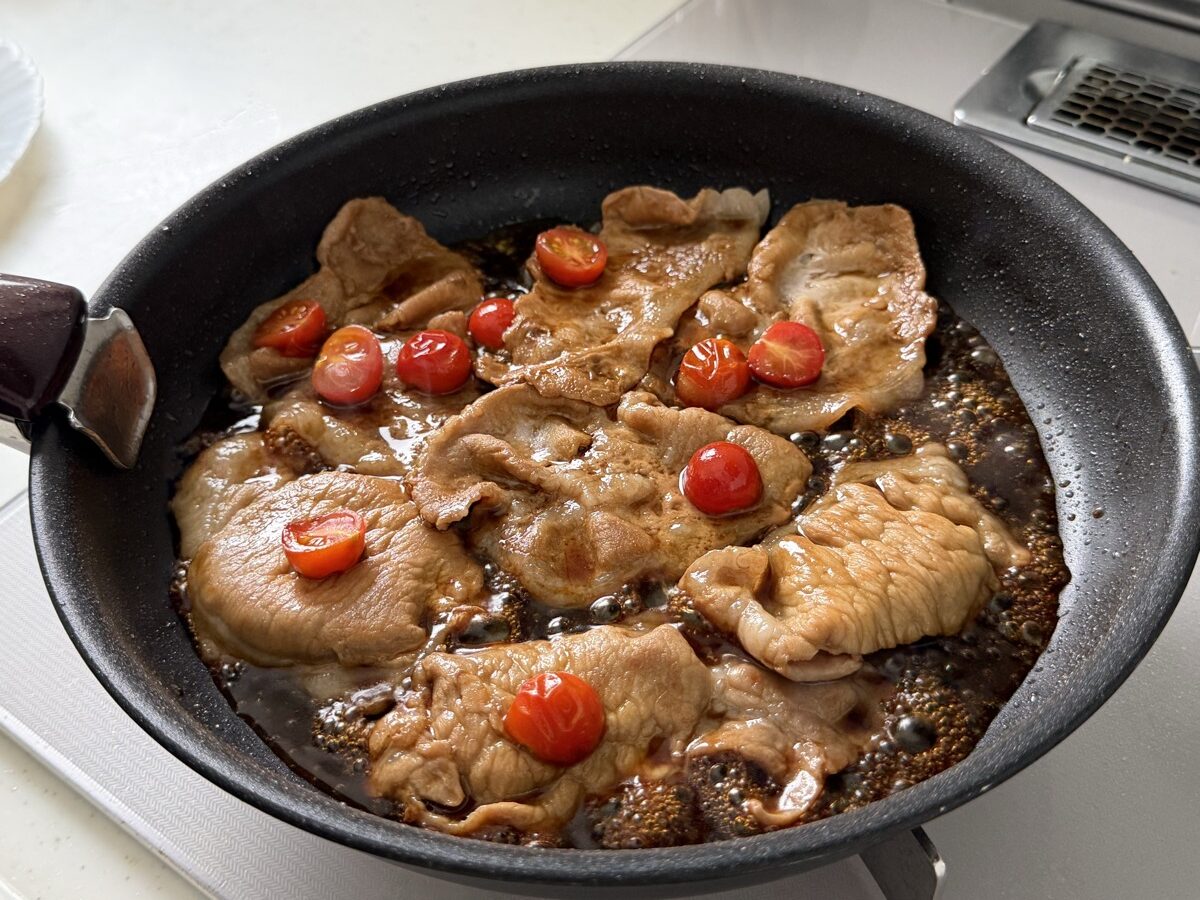 豚肉とミニトマトにタレを絡めているところ