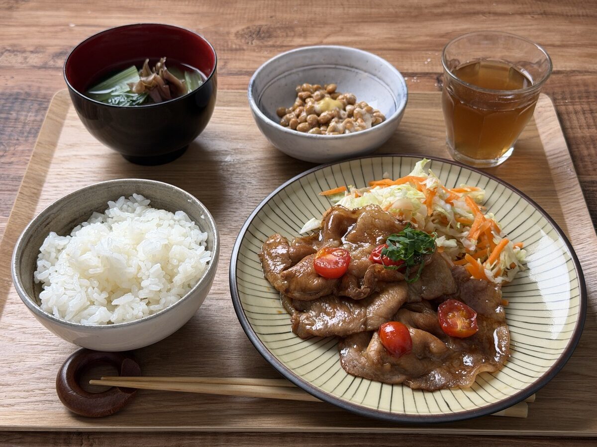 トマト照り焼きに味噌汁・納豆・ごはんを添えた我が家の献立