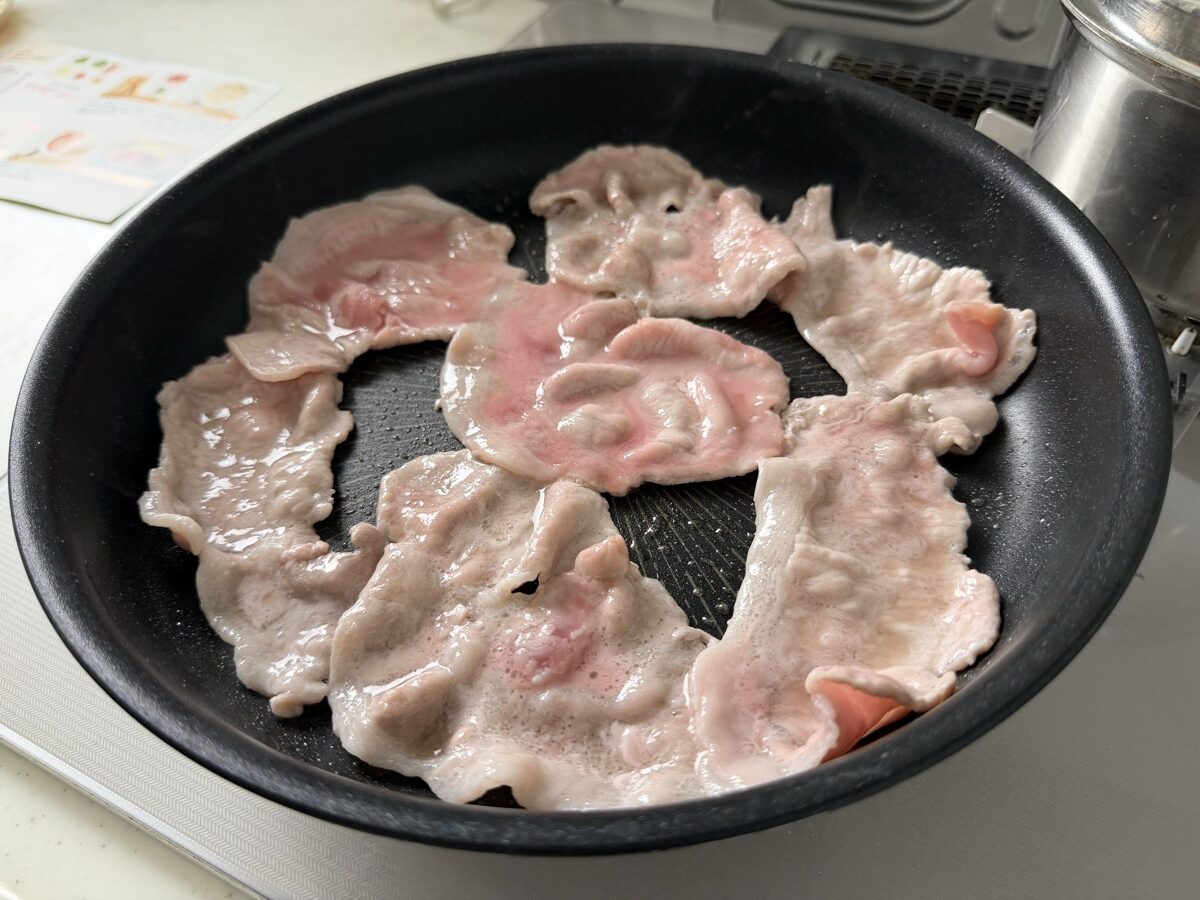 豚ロース肉をフライパンで焼くところ