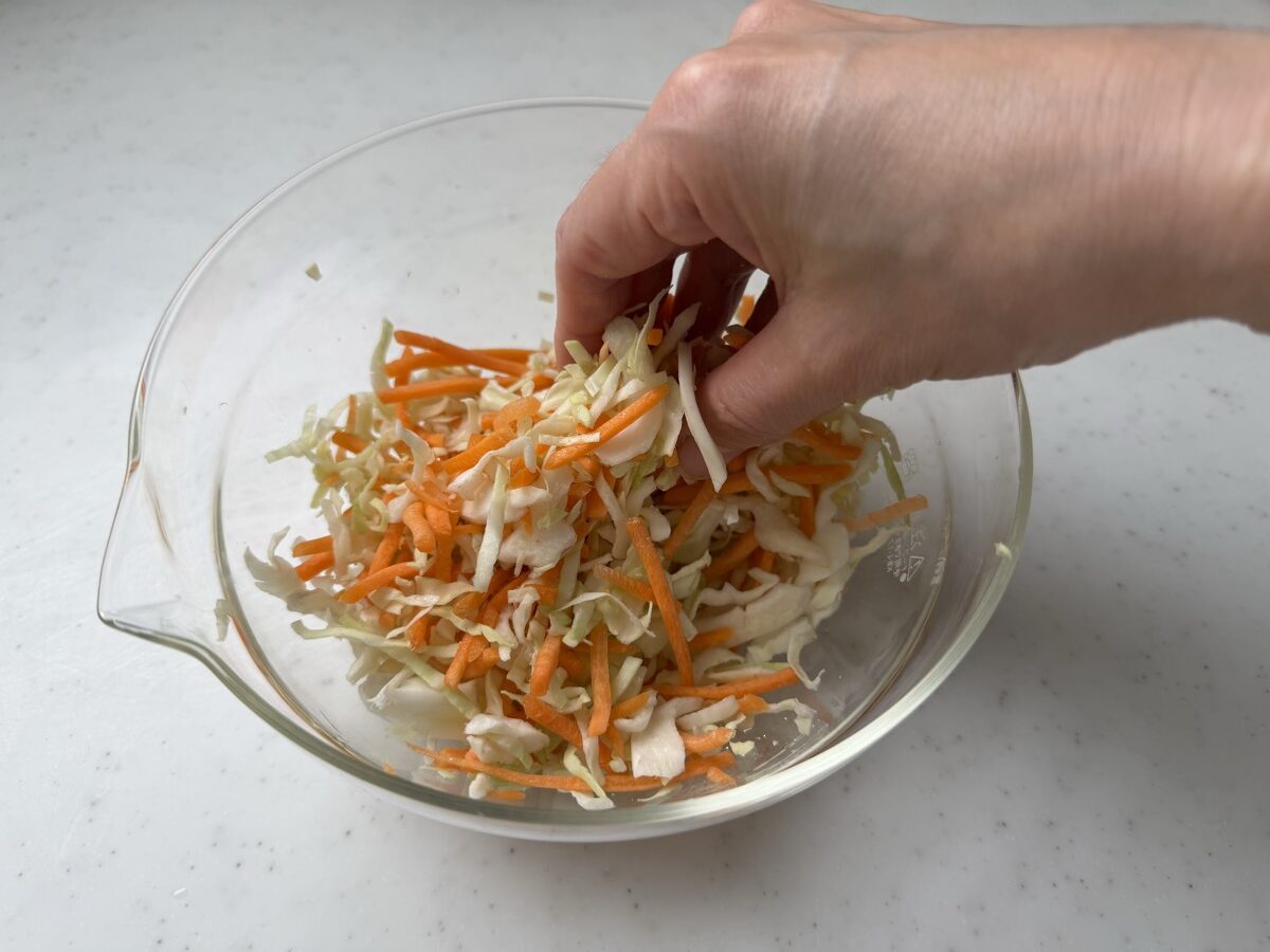 付け合わせの野菜をボウルで揉むところ