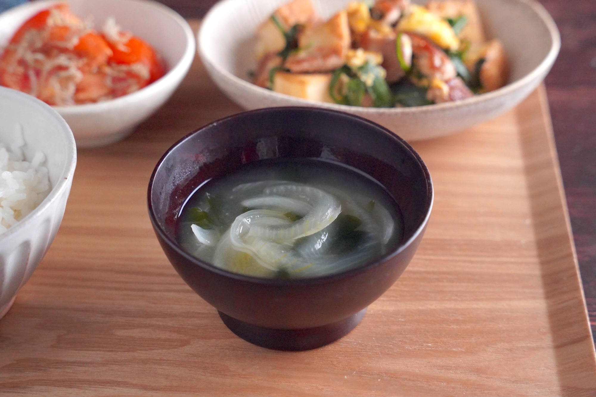 たまねぎとわかめの味噌汁